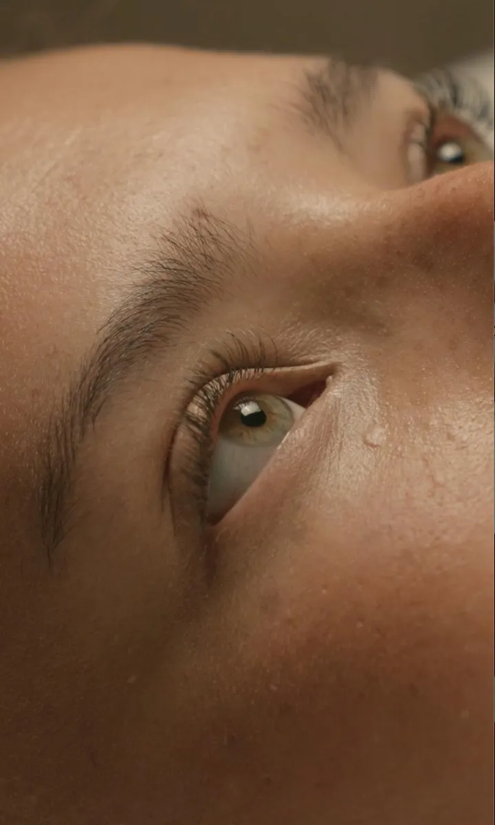 Regard sublimé, cils fournis et légers après pose volume russe, Maison GOĒN