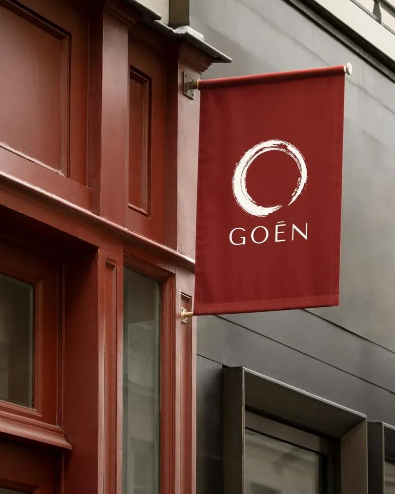 Enseigne drapeau Maison GOĒN, 4 rue Miromesnil, Paris 8e