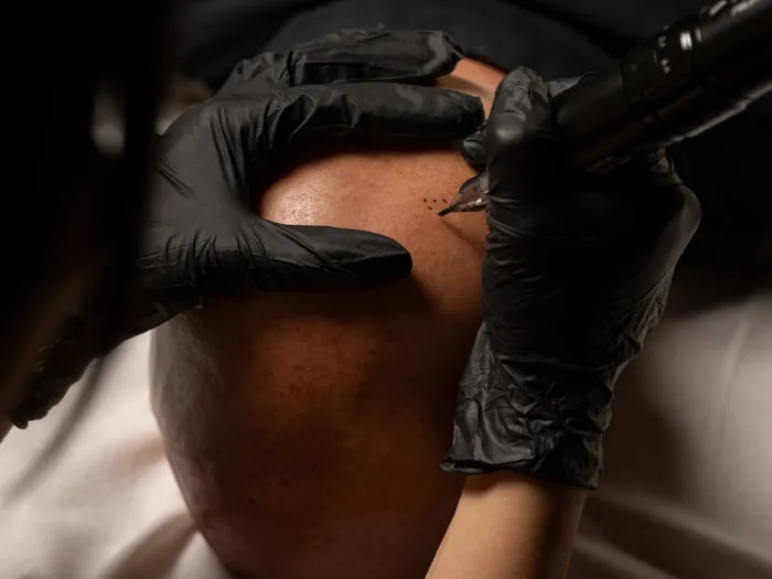 Protocole d'hygiène et de sécurité, application de pigment sous gants stériles, institut Maison GOĒN Paris 8e