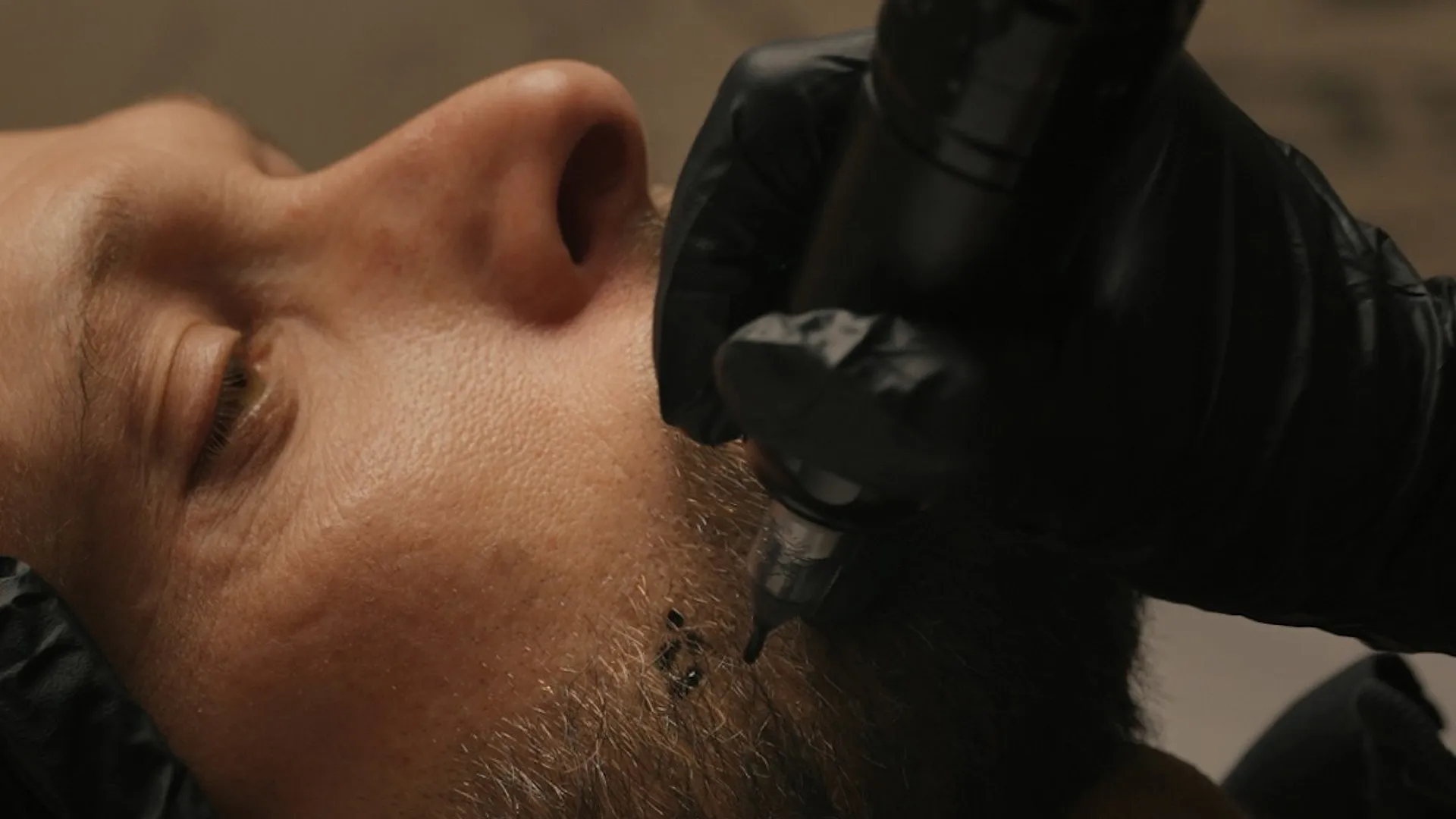 Séance de tricopigmentation et micropigmentation capillaire à l'institut Maison GOĒN, Paris 8e