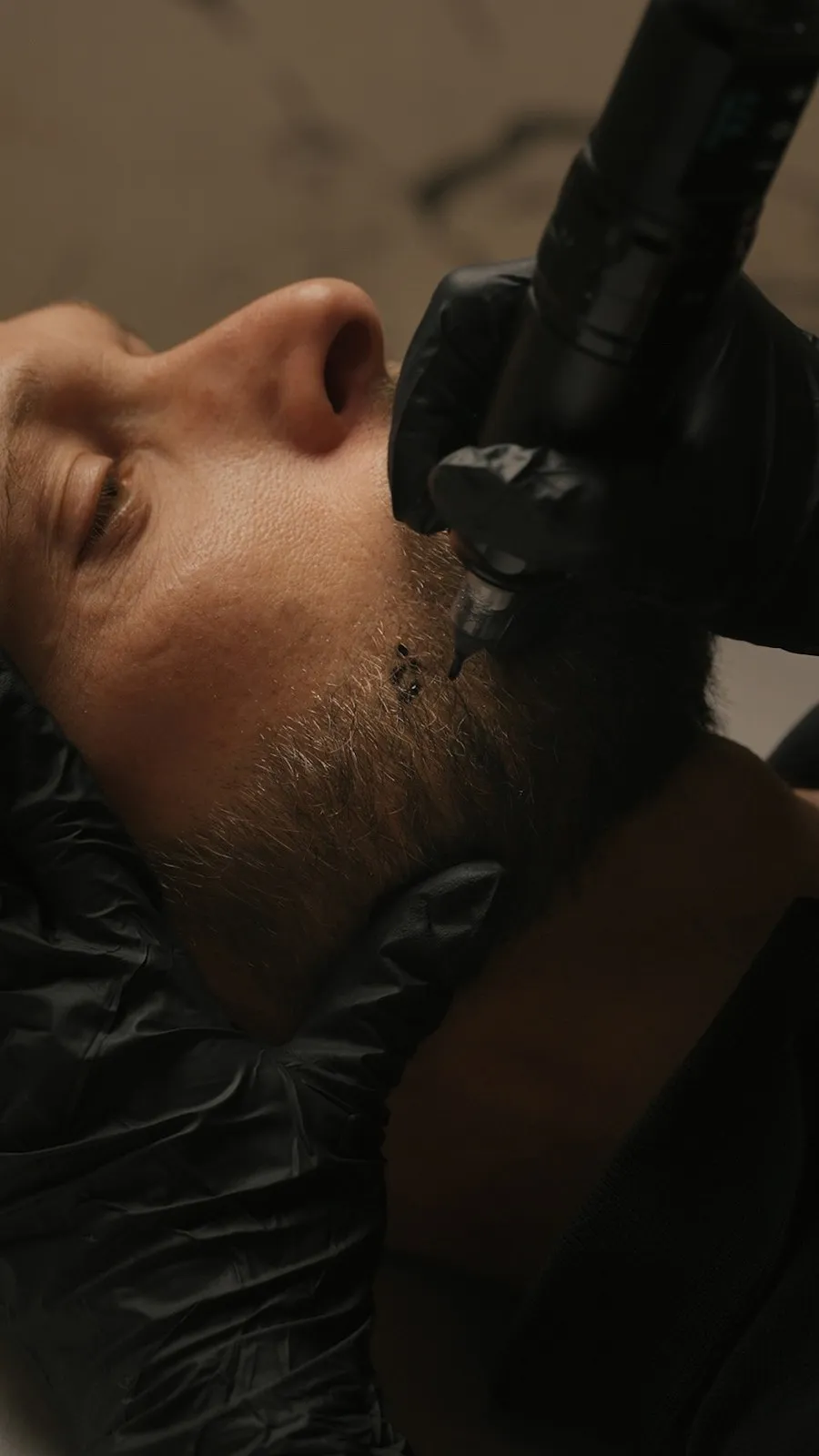Séance de tricopigmentation et micropigmentation capillaire à l'institut Maison GOĒN, Paris 8e